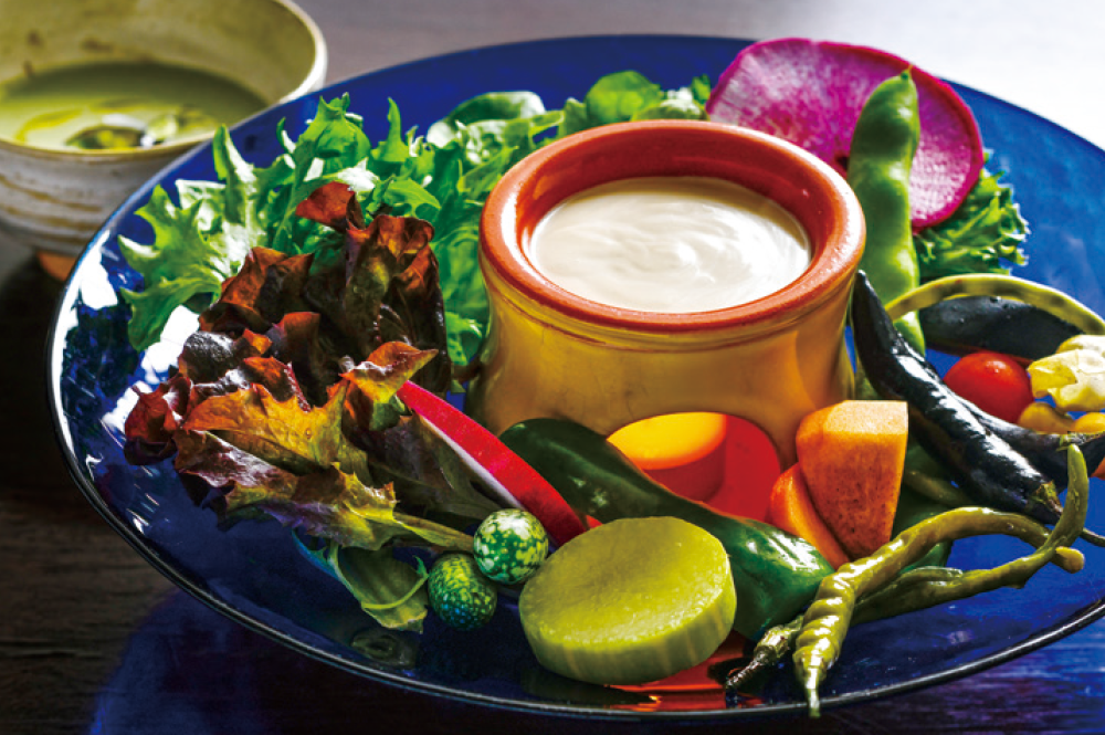 自家製ソースで味わう、バーニャカウダ、魚介と合わせる季節の野菜のスープ