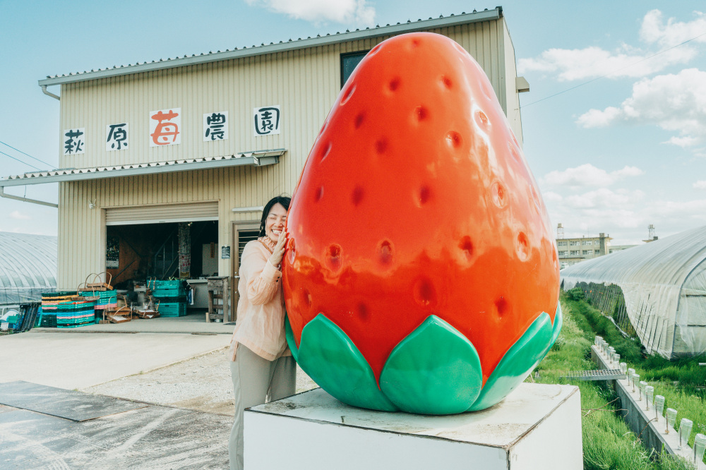 目印の大きないちごのモニュメント！