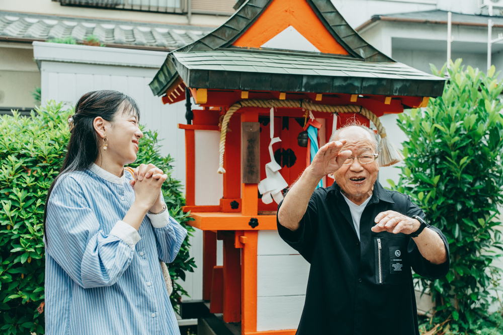 偶然居合わせた氏子の山田守さん。境内にある樹齢約130年の梅の木が、早春には見事に咲き誇ることを嬉しそうにお話ししてくださいました