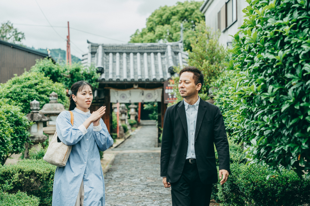 崇道天皇社参道。話が尽きない二人