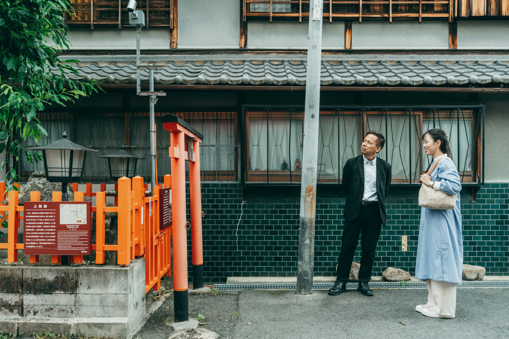 どうしてこのように建っているんでしょうか？不思議な椚神社