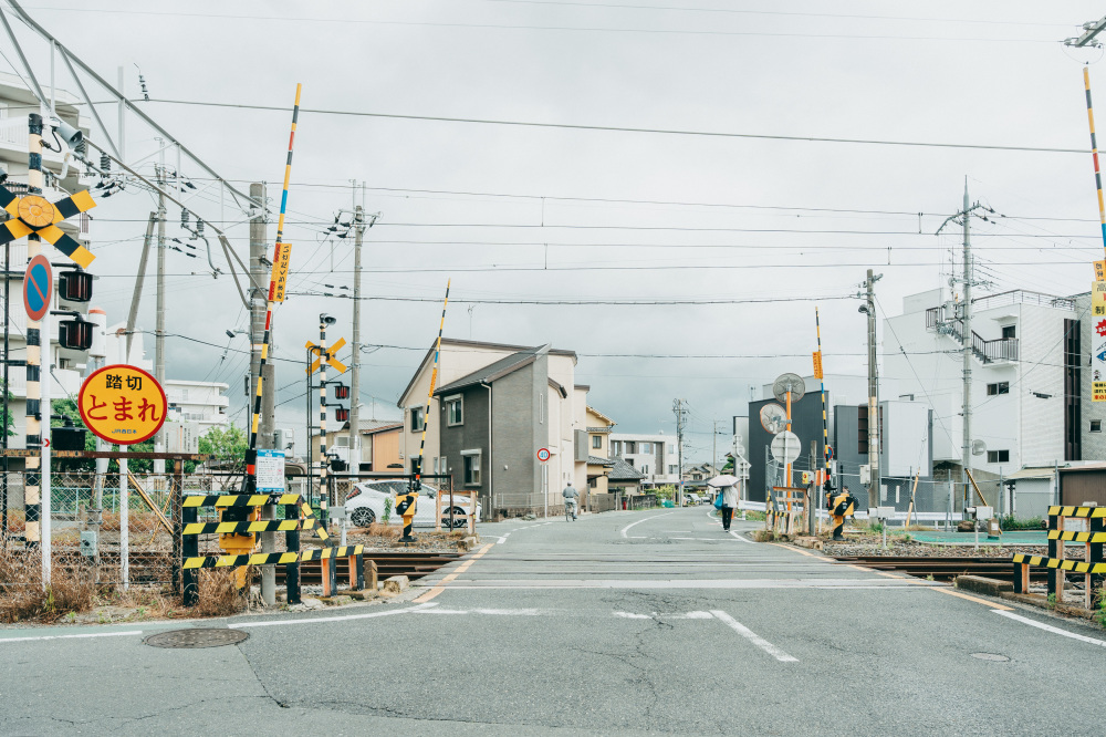 JR京終駅近くの「中街道踏切」。古くから続く街道の名残が、こんなところにも見られます 