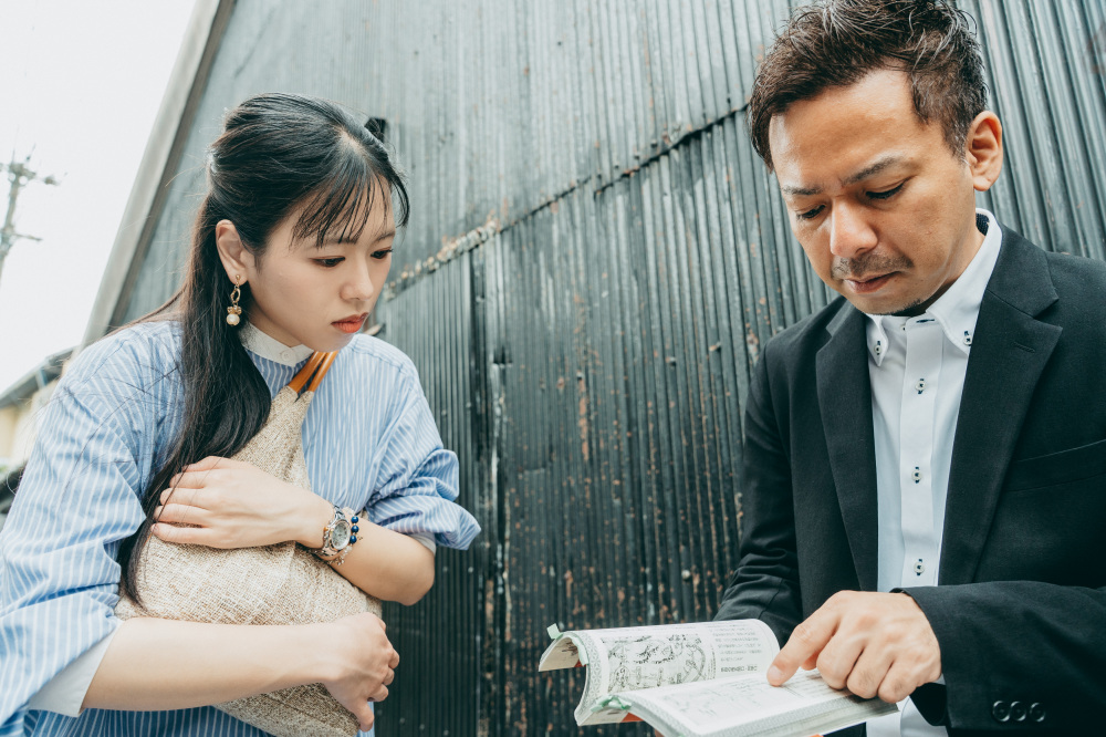 地図や本を見ながら探すのも歴史さんぽの醍醐味