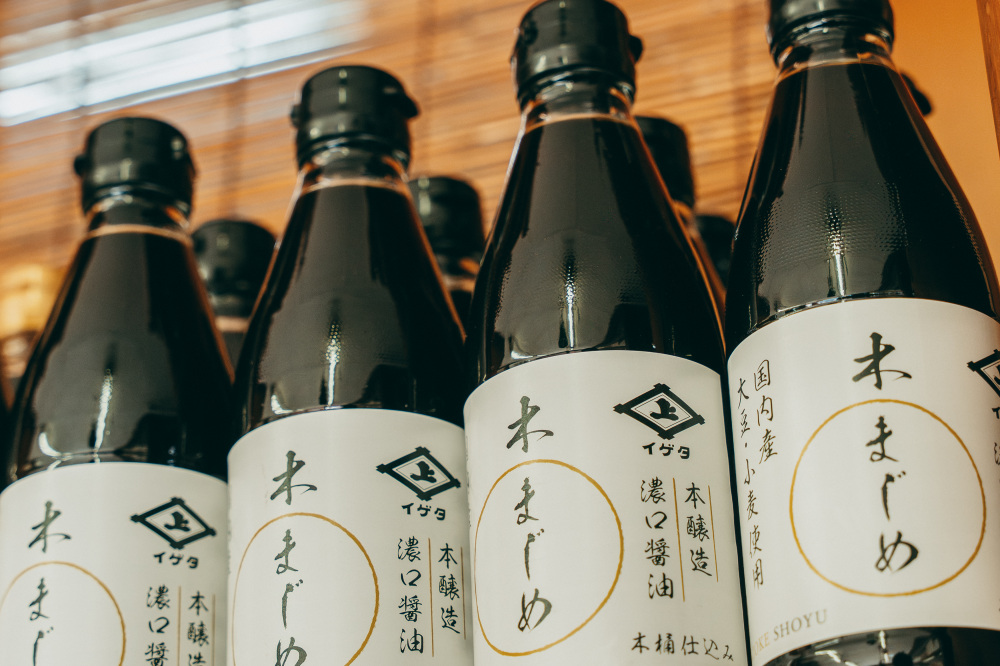 日本の醸造文化を守ってきた木桶仕込みの濃口醤油。「自分たちが食べて美味しいと感じるものをコツコツとまじめにつくる」という想いから「木まじめ」と命名