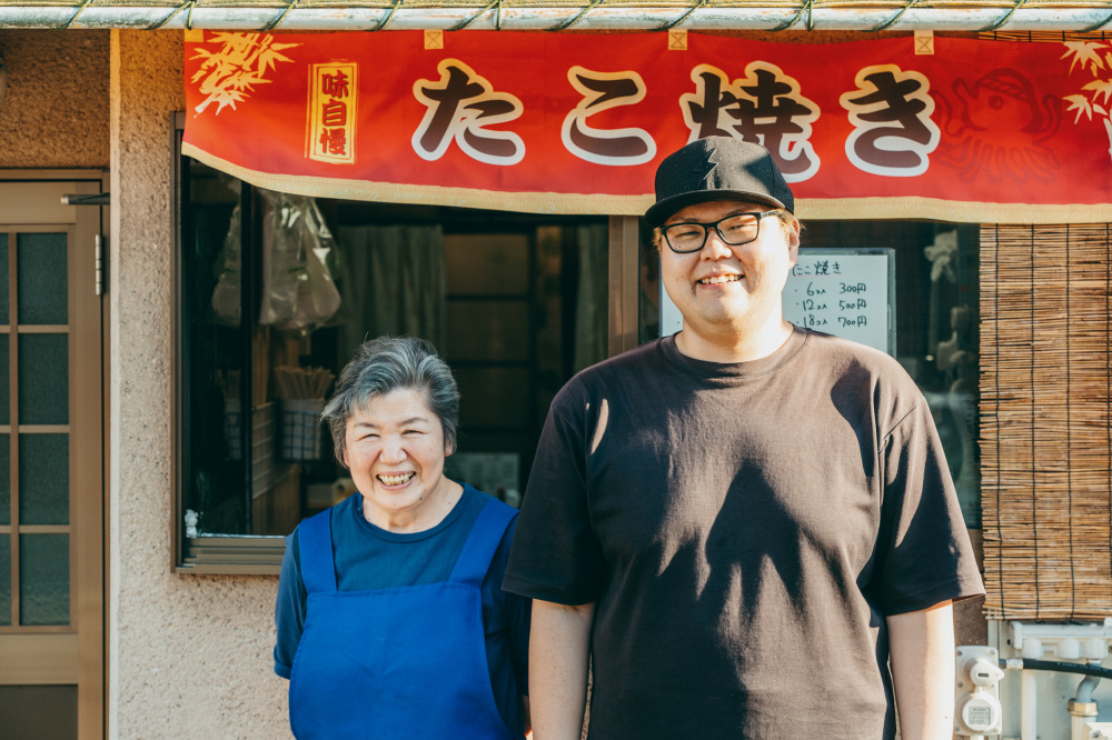 祖母の山田サチ子さんと、孫の翔太さん。「毎日食べても飽きない味」の隠し味はこの笑顔なのかもしれません