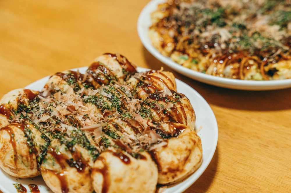青のりと鰹節をたっぷり。おいしそうな一皿が完成です 