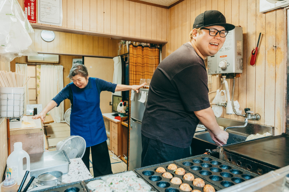 焼き場を任される翔太さん。その姿をサチ子さんがやさしく見守ります