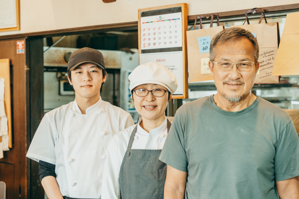 「両親にとって役に立てているならうれしいです」と話す息子さんと3人でお店を営む