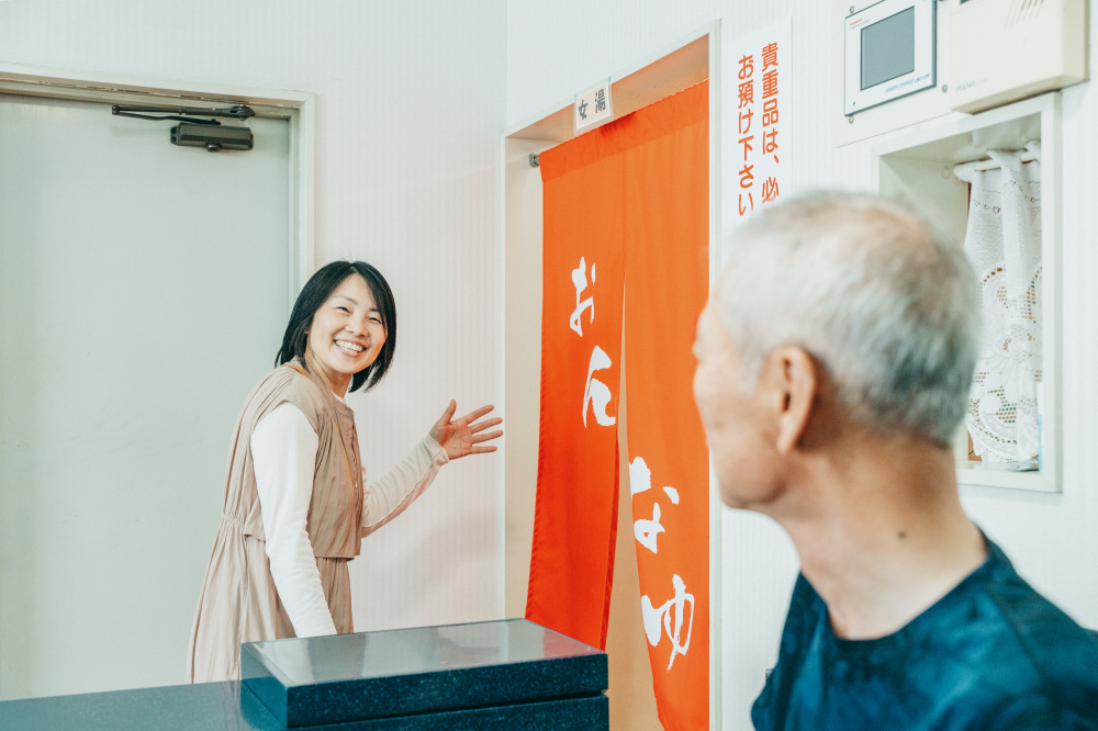 番頭さんにご挨拶。それでは、ひとっ風呂いただきます