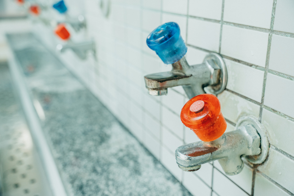 お湯と水を自分好みに調整するのも、銭湯の楽しみの一つ。赤と青の蛇口も、どこか懐かしい銭湯の風景です