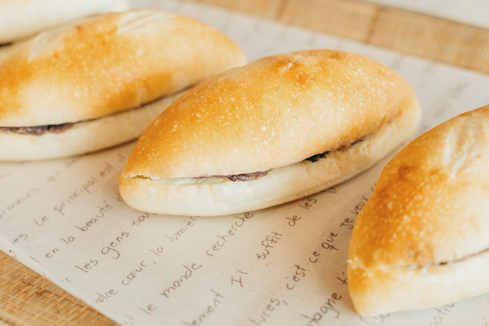 ソフトフランスと同じ生地に国産つぶあんとバターをたっぷり挟んだ「あんバター」も人気商品