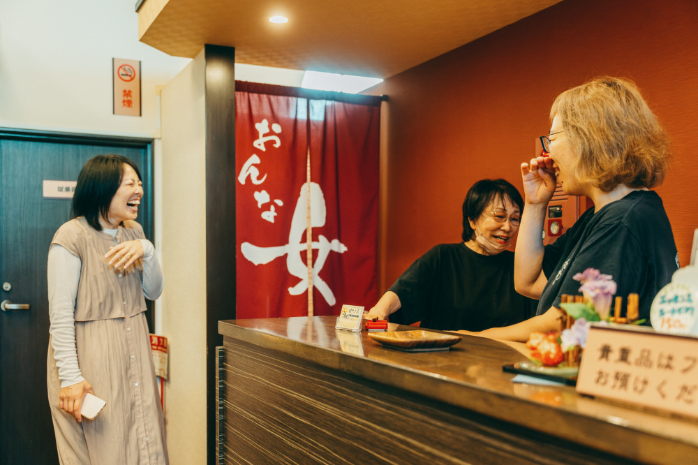 番頭さんに周辺のおすすめ情報を教えてもらうのも楽しみの一つ（右：奏子さん、左：和枝さん）