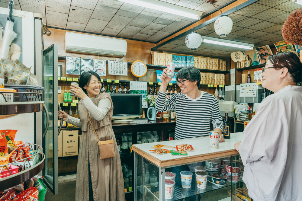 好きなお酒とおつまみを選んで乾杯。お客同士が近いからすぐに仲良くなれるはず