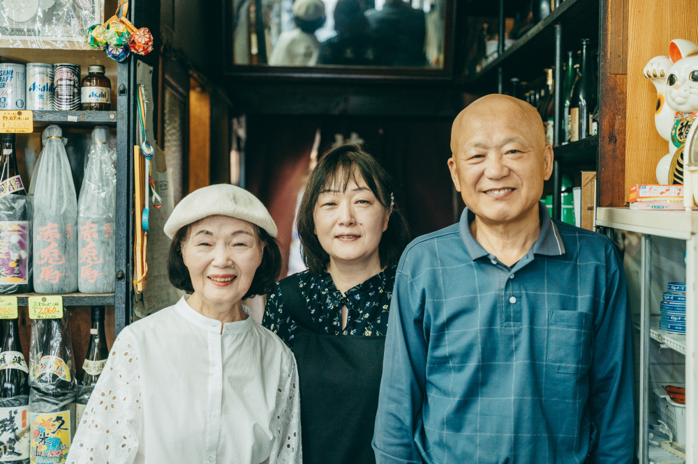 3代目の奥様の萩原玲子さん（左）と、4代目の娘夫婦の萩原昌代さん（中央）と昌之さん（右）