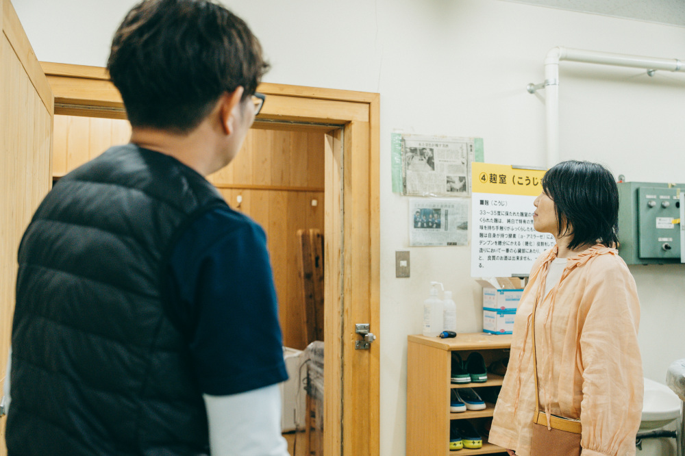 麹室（こうじむろ）の前。残念ながら見学では中に入ることはできません