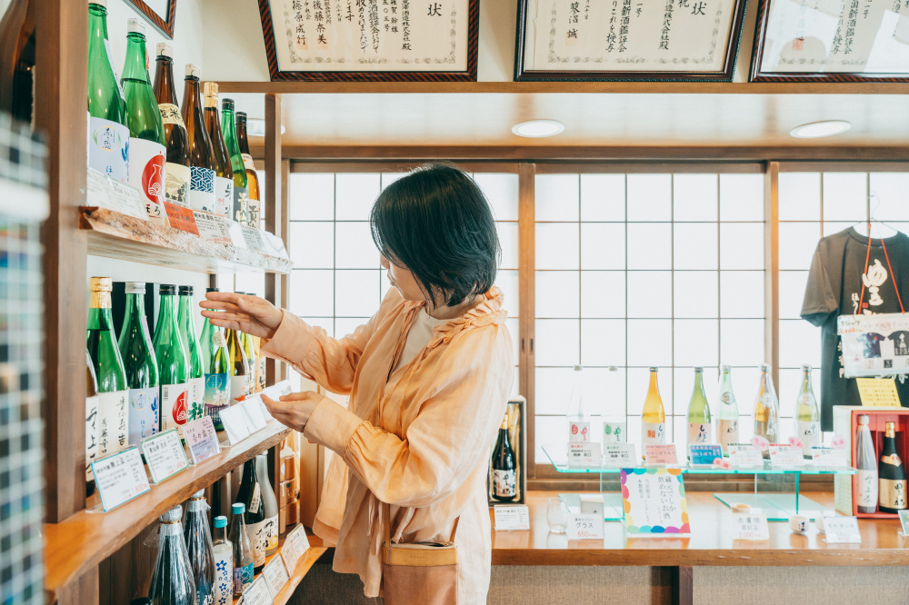 蔵見学のあとは、お気に入りの一本探し。どれにしようか迷っちゃいます