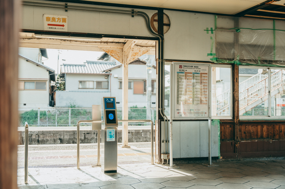1898（明治31）年開設の駅舎は、現在復原整備工事が進められています（撮影：2026年4月）