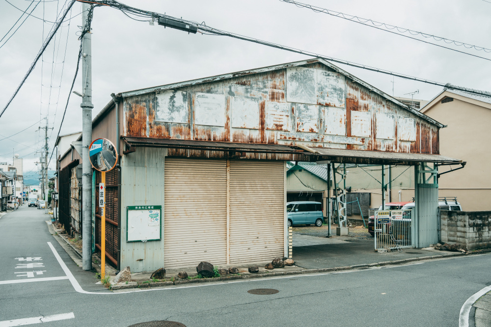 うっすらと読める「奈良青果卸売市場」の文字。現在は駐車場として利用されています