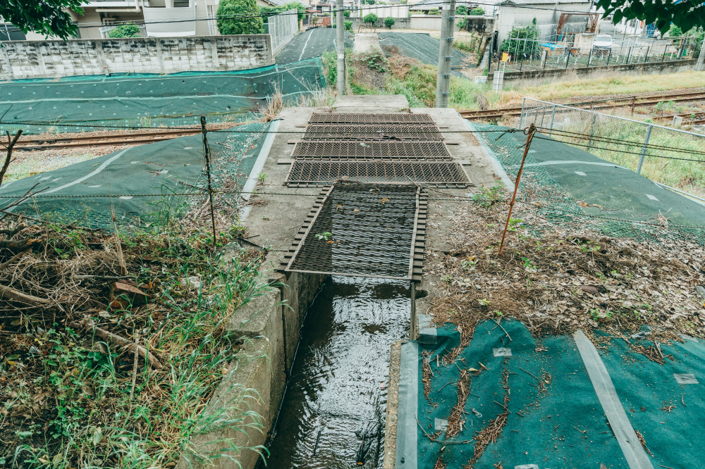 奥に見える線路の下をくぐるようにして、水は反対側へと流れていきます