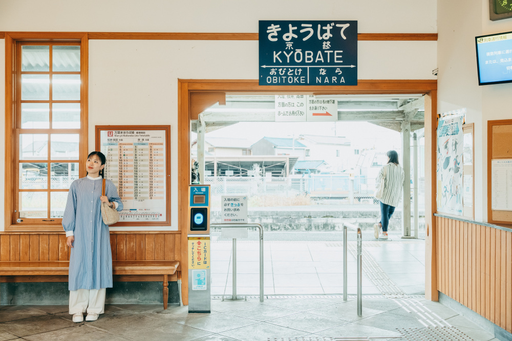 レトロに再現された国鉄時代の駅名標が掲げられています