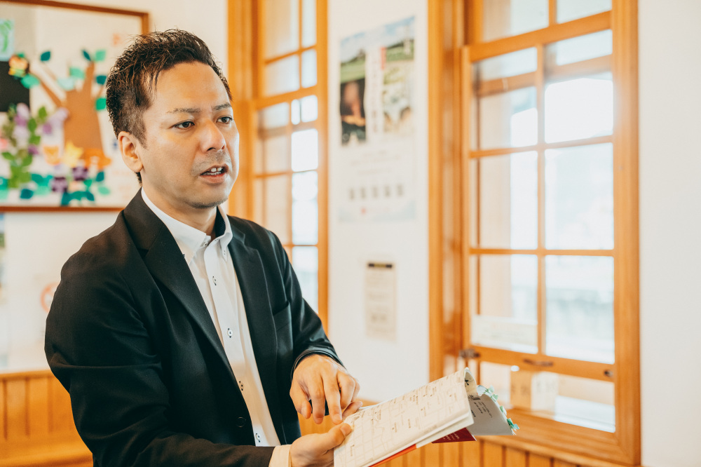 資料とともに説明してくれる服部さん