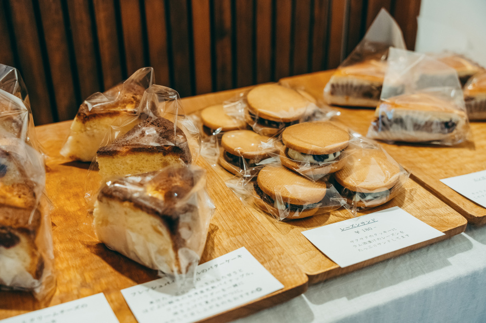 地元の食材や旬の素材を取り入れたお菓子(タルトやクッキー)が並びます