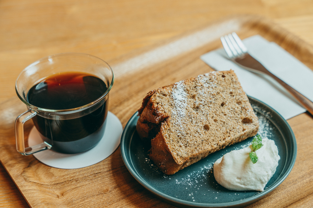 コーヒーと「紅茶のシフォンケーキ」。スイーツは季節ごとに変わります