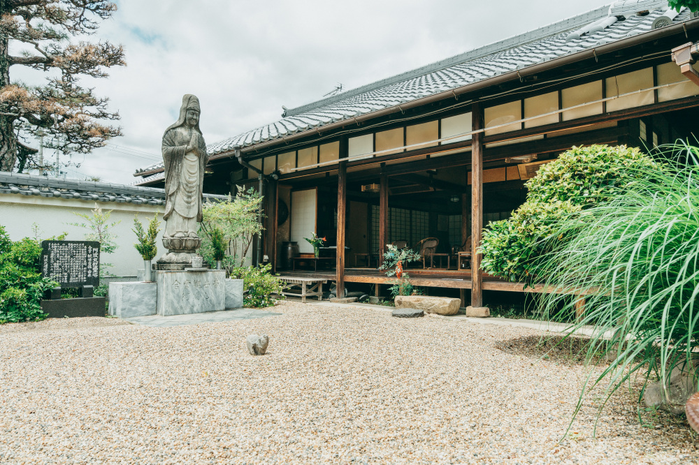 境内横にある庫裡。特別拝観時にはお庭を見ながら休憩ができます