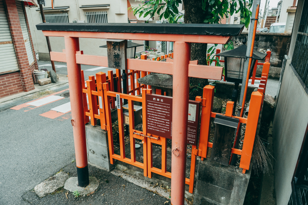 鳥居の奥に「石の祠」が見える