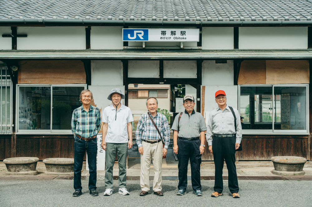 「帯解駅舎保存・活用の会」の方々(左から内藤さん、山本さん、木原さん、吉田さん、松石さん)