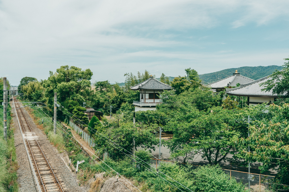 単線が走る長閑な風景。右手に見えるのは帯解寺です