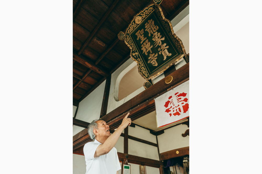 「扁額はぜひ見てほしい」と案内人の山本さん
