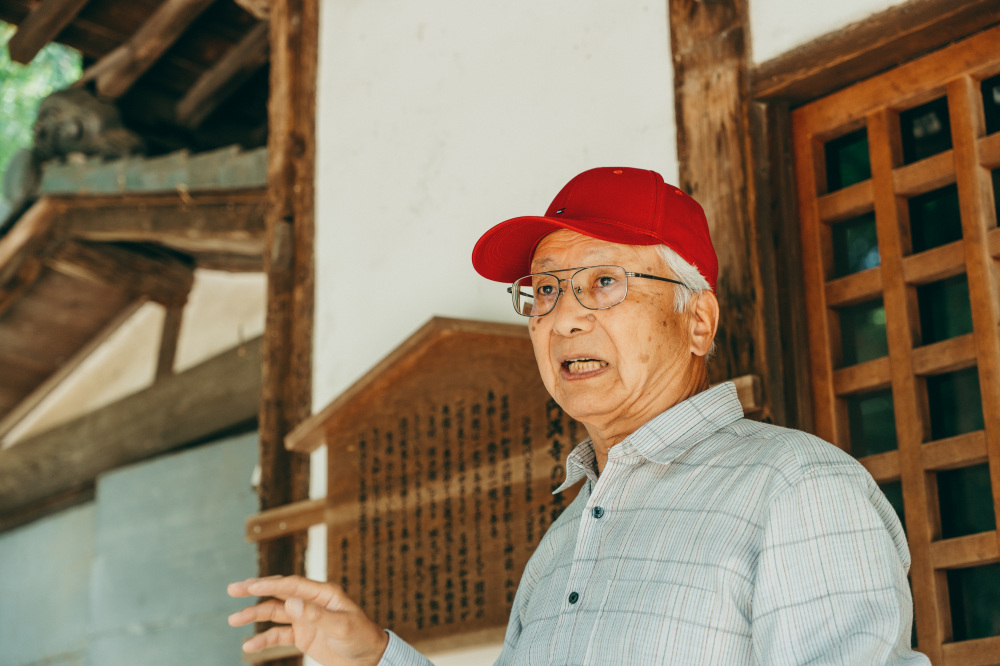 圓満寺を案内してくれたのは広大寺池のビュースポットも教えてくれた圓満寺檀信徒会役員の松石憲一(まついし けんいち)さん