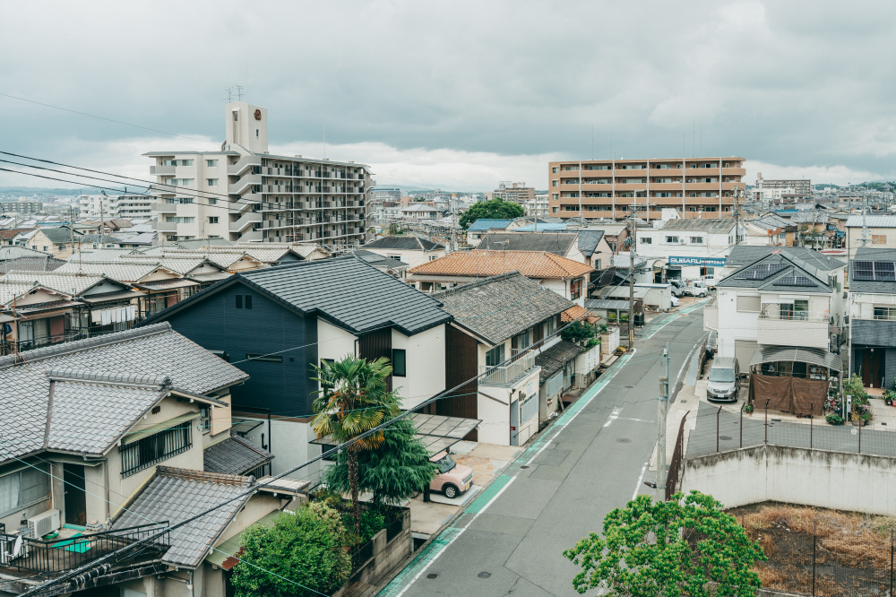 往時の「上ツ道」の流れを汲む道は、今も生活道路として市民に利用されています