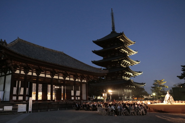 中金堂の御本尊・釈迦如来に奉納する荘厳な舞台。塔影能/興福…