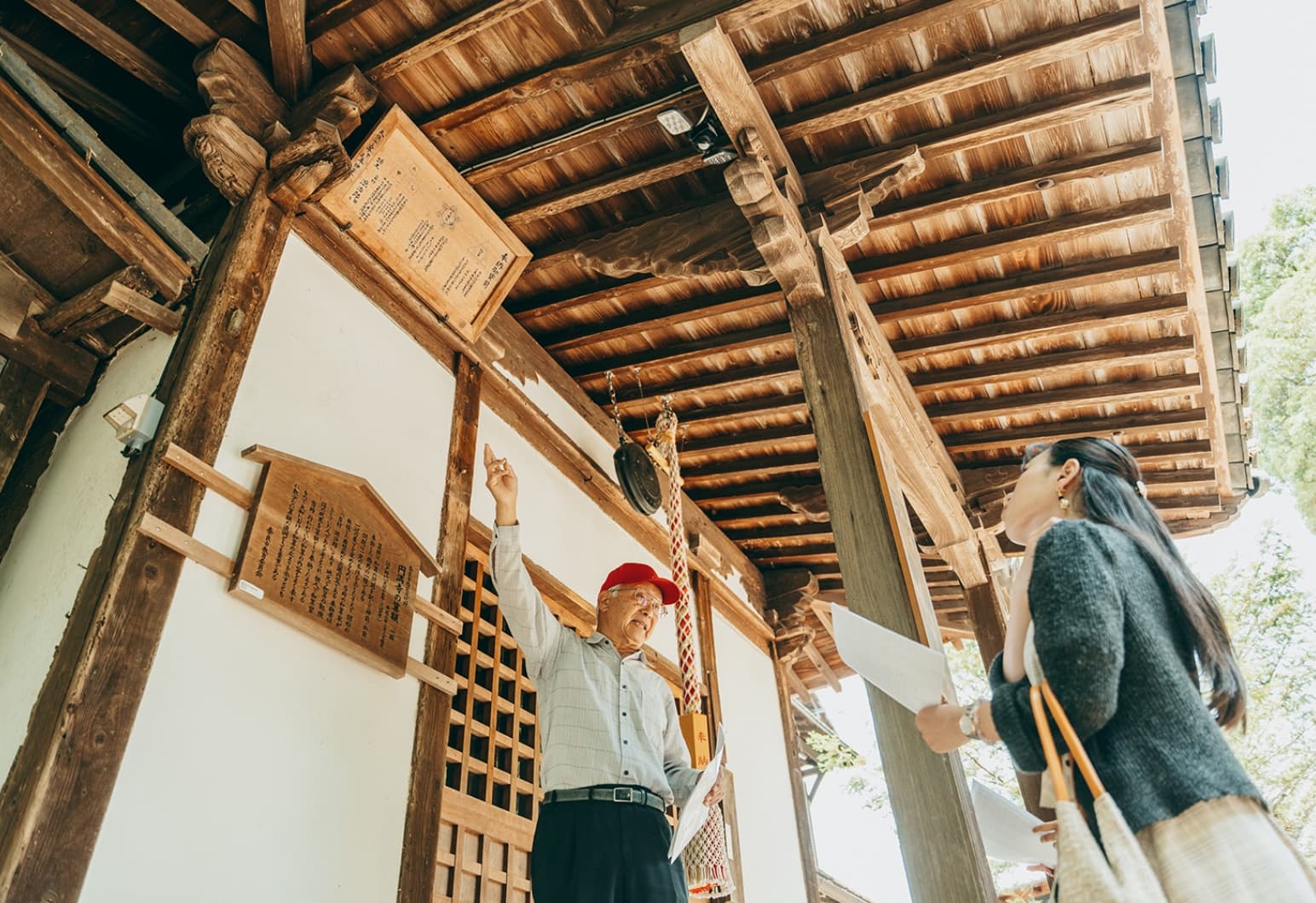 「圓満寺」本堂の軒に掲げられた「算額」