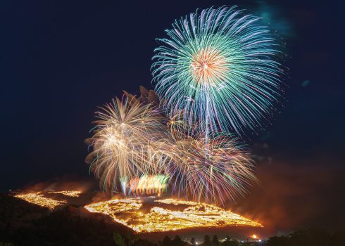 古都奈良の夜空が赤く彩られる 若草山焼き 若草山 Nara Travelers Guide